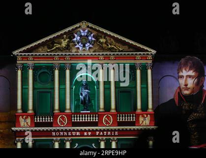 (190822) -- PARIS, 22 août 2019 -- la photo prise le 21 août 2019 montre un spectacle son et lumière la nuit des Invalides au musée militaire les Invalides à Paris, France. Le spectacle, qui s'est tenu du 12 juillet au 30 août, dépeint 3 000 ans d'histoire avec 45 minutes d'infographie. ) FRANCE-PARIS-LA NUIT DES INVALIDES GAOXJING PUBLICATIONXNOTXINXCHN Banque D'Images