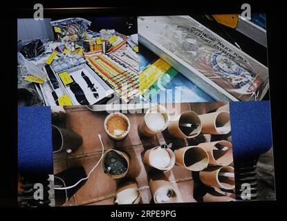 (190823) -- HONG KONG, 23 août 2019 -- des photographies présentées par Swalikh Mohammed, surintendant du Bureau de la cybersécurité et de la criminalité technologique de la police de Hong Kong, montrent des armes saisies lors d'opérations policières récentes lors d'une conférence de presse à Hong Kong en Chine méridionale, le 22 août 2019. La police de Hong Kong a déclaré jeudi que les données personnelles d'un total de 1 614 policiers et des membres de leur famille ont été divulguées illégalement en ligne depuis juin. CHINA-HONG KONG-POLICE-PRESS CONFERENCE (CN) LUXHANXIN PUBLICATIONXNOTXINXCHN Banque D'Images