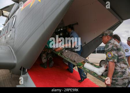 (190822) -- VIENTIANE , 22 août 2019 (Xinhua) -- l équipe médicale du train de la paix de l Armée populaire de libération (PLA), assistée par la partie lao, aide un touriste chinois blessé dans un accident de bus dans le nord du Laos à monter à bord de l hélicoptère de sauvetage Z-8G de la PLA à l aéroport international de Wattay à Vientiane, Laos, le 22 août 2019. L équipe médicale du train de la paix de l Armée populaire de libération chinoise (PLA) a accompagné quatre touristes chinois grièvement blessés dans un accident de bus mortel dans le nord du Laos pour prendre des vols de retour en Chine jeudi après-midi. (Photo de Xiong Tianze/Xinhua) LAOS-VIENTIANE-CRASH-BUS-PUB CHINOIS-RETOUR Banque D'Images