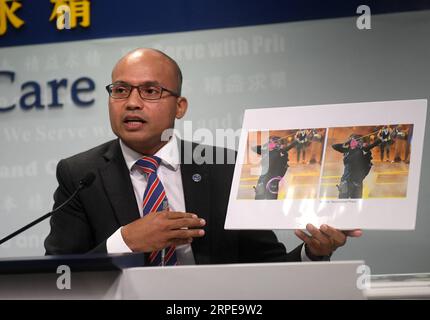 (190823) -- HONG KONG, 23 août 2019 -- Swalikh Mohammed, surintendant du Bureau de la cybersécurité et de la criminalité technologique de la police de Hong Kong, montre des preuves obtenues par la police de Hong Kong lors d'une conférence de presse à Hong Kong, dans le sud de la Chine, le 22 août 2019. La police de Hong Kong a déclaré jeudi que les données personnelles d'un total de 1 614 policiers et des membres de leur famille ont été divulguées illégalement en ligne depuis juin. CHINA-HONG KONG-POLICE-PRESS CONFERENCE (CN) LUXHANXIN PUBLICATIONXNOTXINXCHN Banque D'Images