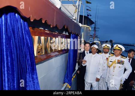 (190823) -- COLOMBO, 23 août 2019 -- le président sri-lankais Maithripala Sirisena (L, front) et d'autres officiers inspectent la frégate P625 au port de Colombo au Sri Lanka, le 22 août 2019. La marine sri-lankaise a organisé jeudi une cérémonie de mise en service au port de Colombo pour la frégate chinoise P625 , rebaptisée Parakramabahu . POUR ALLER AVEC la Chine Gifted frégate rejoint officiellement Sri Lanka Navy SRI LANKA-COLOMBO-FRÉGATE P625-CÉRÉMONIE DE MISE EN SERVICE XinxHuashefa PUBLICATIONxNOTxINxCHN Banque D'Images