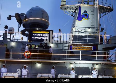 (190823) -- COLOMBO, 23 août 2019 -- une photo prise le 22 août 2019 montre les soldats lors de la cérémonie de mise en service de la frégate P625 au port de Colombo au Sri Lanka. La marine sri-lankaise a organisé jeudi une cérémonie de mise en service au port de Colombo pour la frégate chinoise P625 , rebaptisée Parakramabahu . POUR ALLER AVEC la Chine Gifted frégate rejoint officiellement Sri Lanka Navy SRI LANKA-COLOMBO-FRÉGATE P625-CÉRÉMONIE DE MISE EN SERVICE XinxHuashefa PUBLICATIONxNOTxINxCHN Banque D'Images