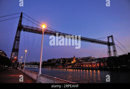 190823 -- BILBAO, 23 août 2019 -- une photo prise le 22 août 2019 montre le pont de Biscaye dans la province de Biscaye, Basque, Espagne. ESPAGNE-BASQUE-BISCAYE-BRIDGE GuoxQiuda PUBLICATIONxNOTxINxCHN Banque D'Images