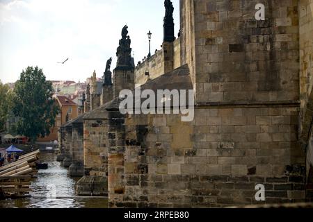 (190823) -- PRAGUE, 23 août 2019 (Xinhua) -- les gardes-glace en bois sont en construction devant le pont Charles à Prague, en République tchèque, le 21 août 2019. Comme première étape du projet de réparation du pont Charles, les travaux de renouvellement des garde-glace en bois ont débuté en juin 2019 et dureront jusqu’à la fin de cette année. Le pont Charles a été construit en 1357 et est le plus ancien encore debout sur la rivière Vltava à Prague. (Photo de Dana Kesnerova/Xinhua) RÉPUBLIQUE TCHÈQUE REPUPBLIC-PRAGUE-CHARLES BRIDGE-REPAIR PUBLICATIONxNOTxINxCHN Banque D'Images