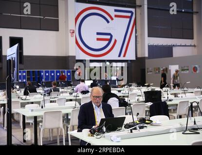 (190824) -- BIARRITZ, 24 août 2019 -- des journalistes travaillent au centre de presse du sommet du G7 à Biarritz, dans le sud-ouest de la France, le 23 août 2019. Biarritz, la station balnéaire du sud-ouest de la France, a été transformée en forteresse de sécurité qui attend les chefs d'État du Groupe des sept (G7) pour y commencer leur sommet samedi. FRANCE-BIARRITZ-G7-SOMMET GaoxJing PUBLICATIONxNOTxINxCHN Banque D'Images