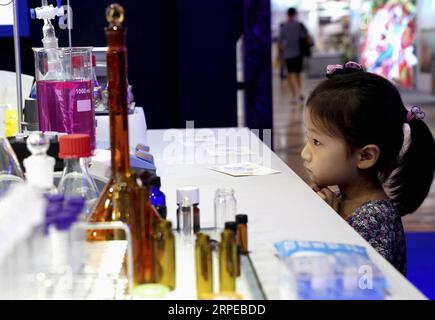 (190824) -- SHANGHAI, 24 août 2019 -- Une fille visite la sixième exposition internationale des produits de science populaire de Shanghai à Shanghai, le 23 août 2019. La sixième exposition internationale des produits de science populaire de Shanghai a ouvert ses portes vendredi. ) (SCI-TECH) CHINA-SHANGHAI-POPULAR SCIENCE PRODUCTS EXPO (CN) ZHANGXJIANSONG PUBLICATIONXNOTXINXCHN Banque D'Images