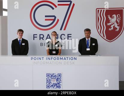 (190824) -- BIARRITZ, 24 août 2019 -- des membres du personnel travaillent au centre de presse du sommet du G7 à Biarritz, dans le sud-ouest de la France, le 23 août 2019. Le sommet des chefs d'État du G7 se tiendra du 24 au 26 août à Biarritz samedi. ) FRANCE-BIARRITZ-G7-SOMMET GaoxJing PUBLICATIONxNOTxINxCHN Banque D'Images