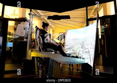 (190824) -- SHANGHAI, août 24, 2019 -- un exposant affiche un simulateur de vol d'hélicoptère sur la sixième exposition internationale de produits de science populaire de Shanghai à Shanghai s est Chine s Shanghai, août 23, 2019. La sixième exposition internationale des produits de science populaire de Shanghai a ouvert ses portes vendredi. ) (SCI-TECH) CHINA-SHANGHAI-POPULAR SCIENCE PRODUCTS EXPO (CN) ZHANGXJIANSONG PUBLICATIONXNOTXINXCHN Banque D'Images