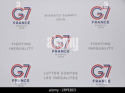 (190824) -- BIARRITZ, 24 août 2019 -- le logo du G7 est vu devant le centre de presse de Biarritz, dans le sud-ouest de la France, le 23 août 2019. Le sommet des chefs d'État du G7 se tiendra du 24 au 26 août à Biarritz samedi. ) FRANCE-BIARRITZ-G7-SOMMET GaoxJing PUBLICATIONxNOTxINxCHN Banque D'Images