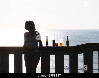 (190824) -- BIARRITZ, 24 août 2019 -- Une femme est vue au bord de la mer à Biarritz, dans le sud-ouest de la France, le 23 août 2019. Biarritz, la station balnéaire du sud-ouest de la France, attend que les chefs d'État du Groupe des sept (G7) commencent leur sommet samedi.) FRANCE-BIARRITZ-G7-SOMMET GaoxJing PUBLICATIONxNOTxINxCHN Banque D'Images