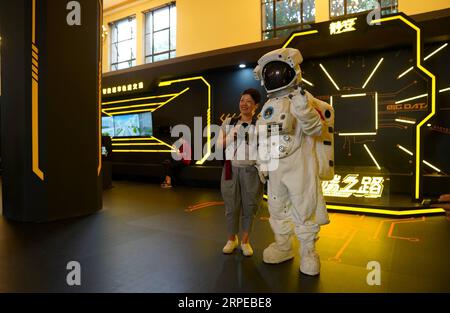 (190824) -- SHANGHAI, 24 août 2019 -- Un visiteur pose pour une photo avec un membre du personnel déguisé en astronaute lors de la sixième exposition internationale des produits scientifiques populaires de Shanghai à Shanghai, le 23 août 2019. La sixième exposition internationale des produits de science populaire de Shanghai a ouvert ses portes vendredi. ) (SCI-TECH) CHINA-SHANGHAI-POPULAR SCIENCE PRODUCTS EXPO (CN) ZHANGXJIANSONG PUBLICATIONXNOTXINXCHN Banque D'Images
