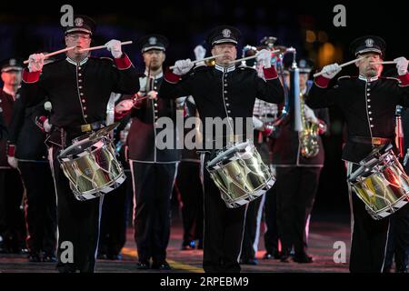 (190824) -- MOSCOU, le 24 août 2019 -- des membres du groupe de Norvège se produisent lors de la journée d'ouverture du Festival international de musique militaire de la Tour Spasskaya à Moscou, Russie, le 23 août 2019. Le festival annuel de musique militaire a ouvert ses portes vendredi sur la place Rouge à Moscou et se déroulera jusqu'au 1 septembre. RUSSIE-MOSCOU-FESTIVAL DE MUSIQUE MILITAIRE-OUVERTURE BAIXXUEQI PUBLICATIONXNOTXINXCHN Banque D'Images
