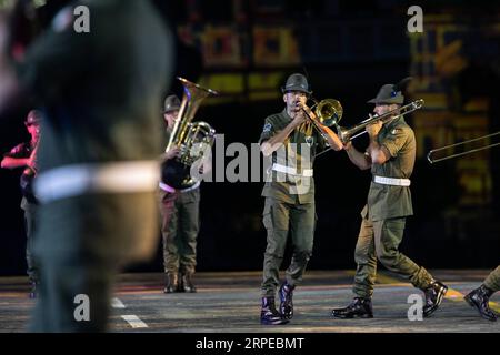 (190824) -- MOSCOU, le 24 août 2019 -- des membres du groupe italien se produisent lors de la journée d'ouverture du Festival international de musique militaire de la Tour Spasskaya à Moscou, Russie, le 23 août 2019. Le festival annuel de musique militaire a ouvert ses portes vendredi sur la place Rouge à Moscou et se déroulera jusqu'au 1 septembre. RUSSIE-MOSCOU-FESTIVAL DE MUSIQUE MILITAIRE-OUVERTURE BAIXXUEQI PUBLICATIONXNOTXINXCHN Banque D'Images