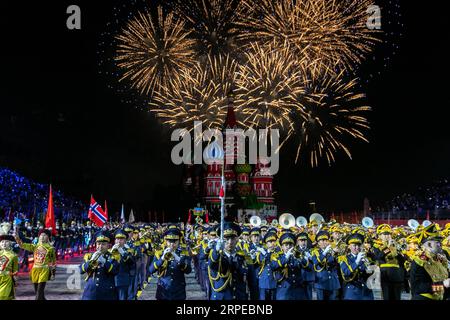 Russland, Militärmusik-Festival à Moskau (190824) -- MOSCOU, le 24 août 2019 -- des feux d'artifice sont vus lors de la journée d'ouverture du Festival international de musique militaire de la Tour Spasskaya à Moscou, Russie, le 23 août 2019. Le festival annuel de musique militaire a ouvert ses portes vendredi sur la place Rouge à Moscou et se déroulera jusqu'au 1 septembre. RUSSIE-MOSCOU-FESTIVAL DE MUSIQUE MILITAIRE-OUVERTURE BAIXXUEQI PUBLICATIONXNOTXINXCHN Banque D'Images