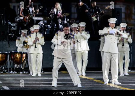 (190824) -- MOSCOU, 24 août 2019 -- des membres de la bande présidentielle de la Fédération de Russie se produisent lors de la journée d'ouverture du Festival international de musique militaire de la Tour Spasskaya à Moscou, Russie, le 23 août 2019. Le festival annuel de musique militaire a ouvert ses portes vendredi sur la place Rouge à Moscou et se déroulera jusqu'au 1 septembre. RUSSIE-MOSCOU-FESTIVAL DE MUSIQUE MILITAIRE-OUVERTURE BAIXXUEQI PUBLICATIONXNOTXINXCHN Banque D'Images