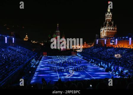 (190824) -- MOSCOU, le 24 août 2019 -- des membres du groupe du Collège de musique militaire de Moscou de Russie se produisent lors de la journée d'ouverture du Festival international de musique militaire de la Tour Spasskaya à Moscou, Russie, le 23 août 2019. Le festival annuel de musique militaire a ouvert ses portes vendredi sur la place Rouge à Moscou et se déroulera jusqu’au 1 septembre. Evgeny Sinitsyn) RUSSIE-MOSCOU-FESTIVAL DE MUSIQUE MILITAIRE-OUVERTURE BaixXueqi PUBLICATIONxNOTxINxCHN Banque D'Images