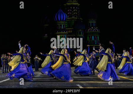 (190824) -- MOSCOU, 24 août 2019 -- des danseurs se produisent lors de la journée d'ouverture du Festival international de musique militaire de la Tour Spasskaya à Moscou, Russie, le 23 août 2019. Le festival annuel de musique militaire a ouvert ses portes vendredi sur la place Rouge à Moscou et se déroulera jusqu'au 1 septembre. RUSSIE-MOSCOU-FESTIVAL DE MUSIQUE MILITAIRE-OUVERTURE BAIXXUEQI PUBLICATIONXNOTXINXCHN Banque D'Images