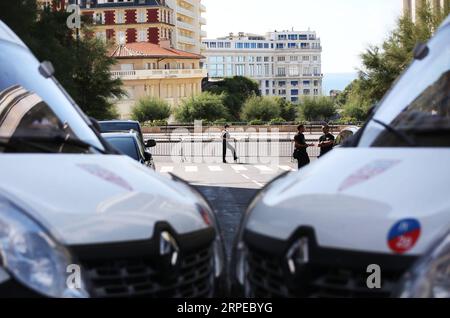 (190824) -- BIARRITZ (FRANCE), 24 août 2019 -- des policiers montent la garde à Biarritz, dans le sud-ouest de la France, le 23 août 2019.) Xinhua Headlines : le fossé entre les États-Unis et l'Europe s'élargit alors que le sommet du G7 se réunit sur fond de disputes GaoxJing PUBLICATIONxNOTxINxCHN Banque D'Images