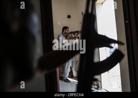 (190824) -- TRIPOLI, 24 août 2019 -- Un combattant du Gouvernement d'entente nationale (GNA) soutenu par l'ONU tire sur les troupes de l'Armée nationale libyenne (ANL) basées à l'est sur une ligne de front à Tripoli, en Libye, le 24 août 2019. La Libye lutte pour une transition démocratique dans un climat d’insécurité et de chaos depuis la chute de l’ancien dirigeant Mouammar Kadhafi en 2011. (Photo de /Xinhua) LIBYE-TRIPOLI-CONFLIT AmruxSalahuddien PUBLICATIONxNOTxINxCHN Banque D'Images