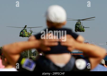 (190824) -- BUCAREST, 24 août 2019 (Xinhua) -- les gens regardent le salon aérien international de Bucarest à Bucarest, Roumanie, le 24 août 2019. Bucarest International Air Show et General Aviation Exhibition a eu lieu ici samedi, apportant plus de 100 avions au public. (Photo de Cristian Cristel/Xinhua) ROUMANIE-BUCAREST-EXPOSITION AÉRIENNE INTERNATIONALE PUBLICATIONxNOTxINxCHN Banque D'Images