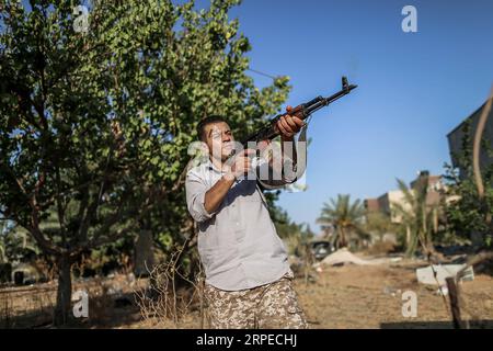 (190824) -- TRIPOLI, 24 août 2019 -- Un combattant du Gouvernement d'entente nationale (GNA) soutenu par l'ONU tire sur les troupes de l'Armée nationale libyenne (ANL) basées à l'est sur une ligne de front à Tripoli, en Libye, le 24 août 2019. La Libye lutte pour une transition démocratique dans un climat d’insécurité et de chaos depuis la chute de l’ancien dirigeant Mouammar Kadhafi en 2011. (Photo de /Xinhua) LIBYE-TRIPOLI-CONFLIT AmruxSalahuddien PUBLICATIONxNOTxINxCHN Banque D'Images