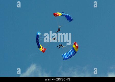 (190824) -- BUCAREST, 24 août 2019 (Xinhua) -- des parachutistes roumains des ailes bleues se produisent lors du salon international de l'aéronautique de Bucarest à Bucarest, Roumanie, le 24 août 2019. Bucarest International Air Show et General Aviation Exhibition a eu lieu ici samedi, apportant plus de 100 avions au public. (Photo de Cristian Cristel/Xinhua) ROUMANIE-BUCAREST-EXPOSITION AÉRIENNE INTERNATIONALE PUBLICATIONxNOTxINxCHN Banque D'Images