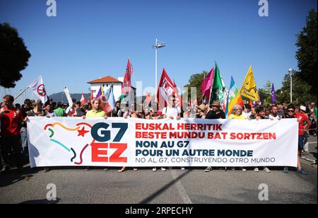 (190824) -- HENDAYE (FRANCE), 24 août 2019 -- des manifestants défilent lors d'une manifestation anti-G7 à Hendaye, près de Biarritz, dans le sud-ouest de la France, le 24 août 2019. Lorsque les dirigeants des pays du G7 se rendront samedi à Biarritz pour aborder des questions mondiales, environ 10 000 personnes se sont réunies à 30 km pour exprimer leurs désaccords. FRANCE-HENDAYE-ANTI-G7 PROTESTE GaoxJing PUBLICATIONxNOTxINxCHN Banque D'Images