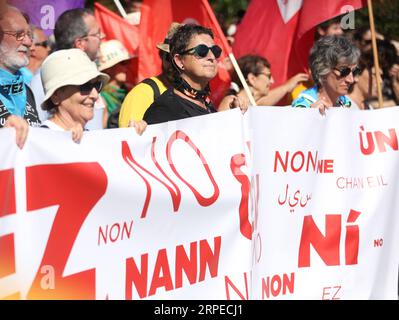 (190824) -- HENDAYE (FRANCE), 24 août 2019 -- des manifestants défilent lors d'une manifestation anti-G7 à Hendaye, près de Biarritz, dans le sud-ouest de la France, le 24 août 2019. Lorsque les dirigeants des pays du G7 se rendront samedi à Biarritz pour aborder des questions mondiales, environ 10 000 personnes se sont réunies à 30 km pour exprimer leurs désaccords. FRANCE-HENDAYE-ANTI-G7 PROTESTE GaoxJing PUBLICATIONxNOTxINxCHN Banque D'Images