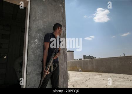 (190824) -- TRIPOLI, 24 août 2019 -- Un combattant du Gouvernement d'entente nationale (GNA) soutenu par l'ONU se met à l'abri de tirs ennemis lors d'affrontements avec les troupes de l'Armée nationale libyenne (ANL) basées à l'est sur une ligne de front à Tripoli, en Libye, le 24 août 2019. La Libye lutte pour une transition démocratique dans un climat d’insécurité et de chaos depuis la chute de l’ancien dirigeant Mouammar Kadhafi en 2011. (Photo de /Xinhua) LIBYE-TRIPOLI-CONFLIT AmruxSalahuddien PUBLICATIONxNOTxINxCHN Banque D'Images