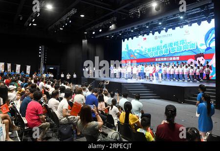 (190825) -- HONG KONG, 25 août 2019 -- des personnes assistent à un événement organisé dans l'Ocean Park par l'Association des entreprises chinoises de Hong Kong pour unir les familles dans leurs appels à l'ordre et à l'harmonie dans le sud de la Chine, Hong Kong, 24 août 2019.) CHINE-HONG KONG-FAMILIES-EVENT(CN) LUXHANXIN PUBLICATIONXNOTXINXCHN Banque D'Images