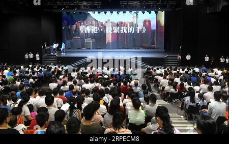 (190825) -- HONG KONG, 25 août 2019 -- des personnes assistent à un événement organisé dans l'Ocean Park par l'Association des entreprises chinoises de Hong Kong pour unir les familles dans leurs appels à l'ordre et à l'harmonie dans le sud de la Chine, Hong Kong, 24 août 2019.) CHINE-HONG KONG-FAMILIES-EVENT(CN) LUXHANXIN PUBLICATIONXNOTXINXCHN Banque D'Images