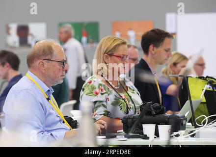 (190825) -- BIARRITZ, le 25 août 2019 -- des journalistes travaillent au centre de presse du sommet du G7 à Biarritz, France, le 25 août 2019. Les dirigeants des sept pays les plus industrialisés du monde ont entamé le 45e sommet du groupe divisé, assombri par un tas de questions difficiles avec des tensions commerciales à l ordre du jour, samedi soir à la station balnéaire française de Biarritz.) FRANCE-BIARRITZ-G7 SUMMIT-MEDIA GaoxJing PUBLICATIONxNOTxINxCHN Banque D'Images