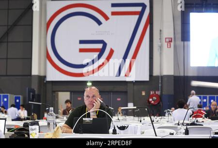 (190825) -- BIARRITZ, le 25 août 2019 -- des journalistes travaillent au centre de presse du sommet du G7 à Biarritz, France, le 25 août 2019. Les dirigeants des sept pays les plus industrialisés du monde ont entamé le 45e sommet du groupe divisé, assombri par un tas de questions difficiles avec des tensions commerciales à l ordre du jour, samedi soir à la station balnéaire française de Biarritz.) FRANCE-BIARRITZ-G7 SUMMIT-MEDIA GaoxJing PUBLICATIONxNOTxINxCHN Banque D'Images