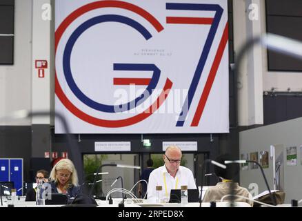 (190825) -- BIARRITZ, le 25 août 2019 -- des journalistes travaillent au centre de presse du sommet du G7 à Biarritz, France, le 25 août 2019. Les dirigeants des sept pays les plus industrialisés du monde ont entamé le 45e sommet du groupe divisé, assombri par un tas de questions difficiles avec des tensions commerciales à l ordre du jour, samedi soir à la station balnéaire française de Biarritz.) FRANCE-BIARRITZ-G7 SUMMIT-MEDIA GaoxJing PUBLICATIONxNOTxINxCHN Banque D'Images