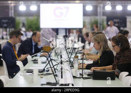 (190825) -- BIARRITZ, le 25 août 2019 -- des journalistes travaillent au centre de presse du sommet du G7 à Biarritz, France, le 25 août 2019. Les dirigeants des sept pays les plus industrialisés du monde ont entamé le 45e sommet du groupe divisé, assombri par un tas de questions difficiles avec des tensions commerciales à l ordre du jour, samedi soir à la station balnéaire française de Biarritz.) FRANCE-BIARRITZ-G7 SUMMIT-MEDIA GaoxJing PUBLICATIONxNOTxINxCHN Banque D'Images