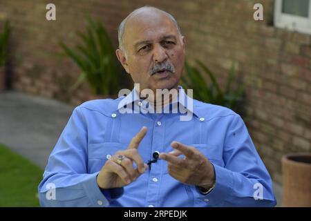 (190825) -- ISLAMABAD, le 25 août 2019 -- Mushahid Hussain Syed, président du comité permanent des affaires étrangères du Sénat pakistanais, prend la parole dans une interview accordée à Xinhua à Islamabad, au Pakistan, le 24 août 2019. L ingérence étrangère à Hong Kong viole le droit international et les normes diplomatiques, parce que Hong Kong est une affaire intérieure de la Chine, a déclaré un sénateur pakistanais. PAKISTAN-ISLAMABAD-SENATOR-XINHUA-INTERVIEW AhmadxKamal PUBLICATIONxNOTxINxCHN Banque D'Images