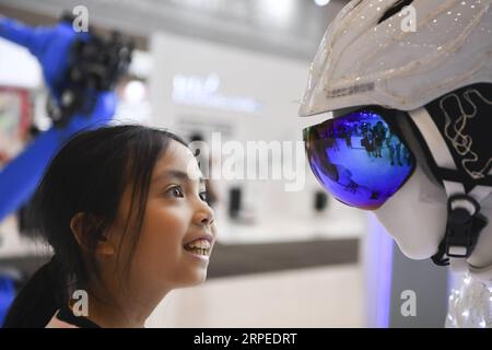 (190826) -- BEIJING, 26 août 2019 -- Une fille visite la Smart China Expo à Chongqing, dans le sud-ouest de la Chine, le 25 août 2019.) PHOTOS XINHUA DU JOUR WangxQuanchao PUBLICATIONxNOTxINxCHN Banque D'Images