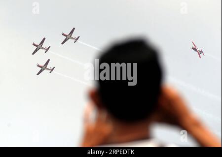 (190826) -- BEIJING, 26 août 2019 -- Jupiter Aerobatic Team of Indonesia se produit lors du salon aéronautique de Yogyakarta à Yogyakarta, Indonésie, le 25 août 2019. (Photo de /Xinhua) XINHUA PHOTOS DU JOUR Supriyanto PUBLICATIONxNOTxINxCHN Banque D'Images