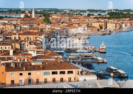 Venise, Italie - Mai 30 2023 : vue aérienne avec Riva degli Schiavoni le front de mer près du Palais des Doges à Venise. Banque D'Images