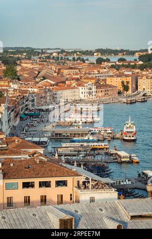 Venise, Italie - Mai 30 2023 : vue aérienne avec Riva degli Schiavoni le front de mer près du Palais des Doges à Venise. Banque D'Images