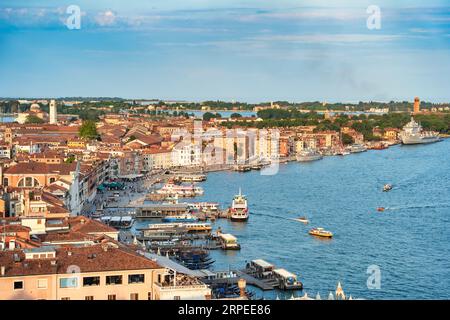 Venise, Italie - Mai 30 2023 : vue aérienne avec Riva degli Schiavoni le front de mer près du Palais des Doges à Venise. Banque D'Images