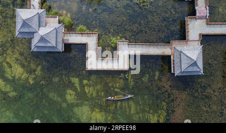 (190826) -- YUXI, 26 août 2019 -- une photo aérienne prise le 26 août 2019 montre des travailleurs de la protection de l'environnement qui nettoient les mauvaises herbes du lac Fuxian à Yuxi, dans la province du Yunnan du sud-ouest de la Chine. En 2005, le 26 août a été désigné Journée d action pour la protection du lac Fuxian afin de sensibiliser aux questions de protection de l environnement du lac. Environ 220 000 alevins de poissons indigènes Kanglang ont été relâchés dans le lac lors de la Journée d'action de protection du lac Fuxian de 2019. ) CHINE-YUNNAN-FUXIAN LAKE-PROTECTION DE L'ENVIRONNEMENT (CN) JIANGXWENYAO PUBLICATIONXNOTXINXCHN Banque D'Images