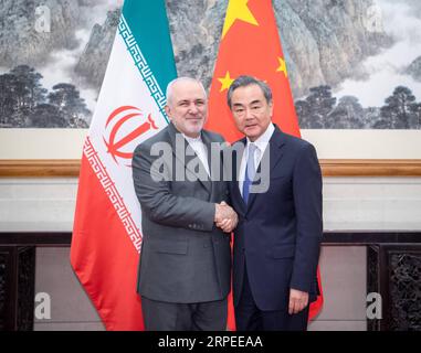 (190826) -- BEIJING, 26 août 2019 -- le conseiller d'État chinois et ministre des Affaires étrangères Wang Yi (à droite) s'entretient avec le ministre iranien des Affaires étrangères Mohammad Javad Zarif à Beijing, capitale de la Chine, le 26 août 2019.) CHINA-BEIJING-WANG YI-IRAN-FM-TALKS (CN) ZHAIXJIANLAN PUBLICATIONXNOTXINXCHN Banque D'Images