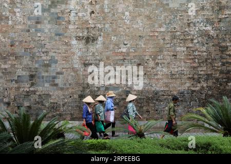 (190826) -- HANOI, 26 août 2019 -- les populations locales marchent près d'un ancien mur de la Citadelle impériale de Thang long dans la capitale du Vietnam, Hanoi, 23 août 2019. La Citadelle impériale de Thang long a été construite au 11e siècle. Situé au cœur de Hanoi, le secteur central de la Citadelle impériale de Thang long a été inscrit sur la liste du patrimoine mondial par l'UNESCO en 2010. VIETNAM-HANOI-THANG LONG-CITADELLE IMPÉRIALE WANGXDI PUBLICATIONXNOTXINXCHN Banque D'Images