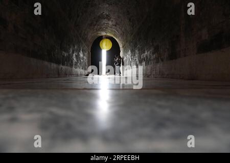 (190826) -- HANOI, 26 août 2019 -- la photo prise le 23 août 2019 montre une vue intérieure de Doan mon (porte Sud) de la Citadelle impériale de Thang long dans la capitale vietnamienne Hanoi. La Citadelle impériale de Thang long a été construite au 11e siècle. Situé au cœur de Hanoi, le secteur central de la Citadelle impériale de Thang long a été inscrit sur la liste du patrimoine mondial par l'UNESCO en 2010. VIETNAM-HANOI-THANG LONG-CITADELLE IMPÉRIALE WANGXDI PUBLICATIONXNOTXINXCHN Banque D'Images