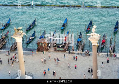 Venise, Italie - 05 30 2023 : vue aérienne avec Riva degli Schiavoni le front de mer près du Palais des Doges à Venise. Banque D'Images