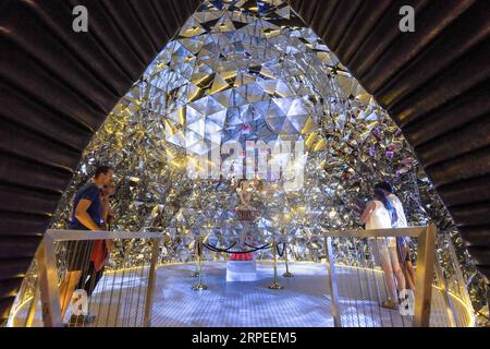 (190826) -- TYROL (AUTRICHE), 26 août 2019 -- les gens visitent les mondes de cristal Swarovski à Wattens, Tyrol, Autriche, 26 août 2019. SWAROVSKI Crystal Worlds a été ouvert en 1995 pour marquer le centenaire de la fondation de la société. C'est l'une des attractions touristiques les plus populaires en Autriche et a attiré plus de quatorze millions de visiteurs du monde entier. AUTRICHE-TYROL-SWAROVSKI MONDES CRISTALLINS GuoxChen PUBLICATIONxNOTxINxCHN Banque D'Images