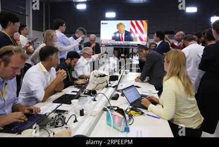 (190827) -- BEIJING, 27 août 2019 -- des journalistes travaillent au centre de presse du sommet du G7 à Biarritz, France, 26 août 2019. ) Xinhua Headlines : le sommet du G7 se termine avec un rift transatlantique difficile à cacher GaoxJing PUBLICATIONxNOTxINxCHN Banque D'Images