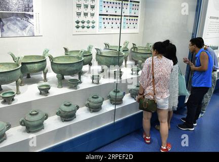 (190827) -- ZHENGZHOU, 27 août 2019 -- les visiteurs regardent des expositions lors d'une exposition au Musée Zhengzhou dans la province du Henan de Chine centrale, le 27 août 2019. L'exposition sur les découvertes archéologiques majeures et les réalisations de recherche au Henan au cours des 70 dernières années a débuté ici mardi, avec 1 225 séries d'expositions. CHINA-HENAN-MUSEUM-EXPOSITION (CN) LixHe PUBLICATIONxNOTxINxCHN Banque D'Images