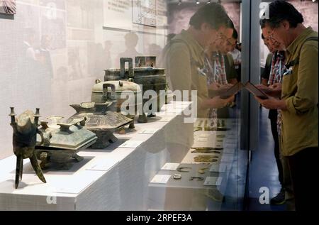 (190827) -- ZHENGZHOU, 27 août 2019 -- les visiteurs regardent des expositions lors d'une exposition au Musée Zhengzhou dans la province du Henan de Chine centrale, le 27 août 2019. L'exposition sur les découvertes archéologiques majeures et les réalisations de recherche au Henan au cours des 70 dernières années a débuté ici mardi, avec 1 225 séries d'expositions. CHINA-HENAN-MUSEUM-EXPOSITION (CN) LixAn PUBLICATIONxNOTxINxCHN Banque D'Images